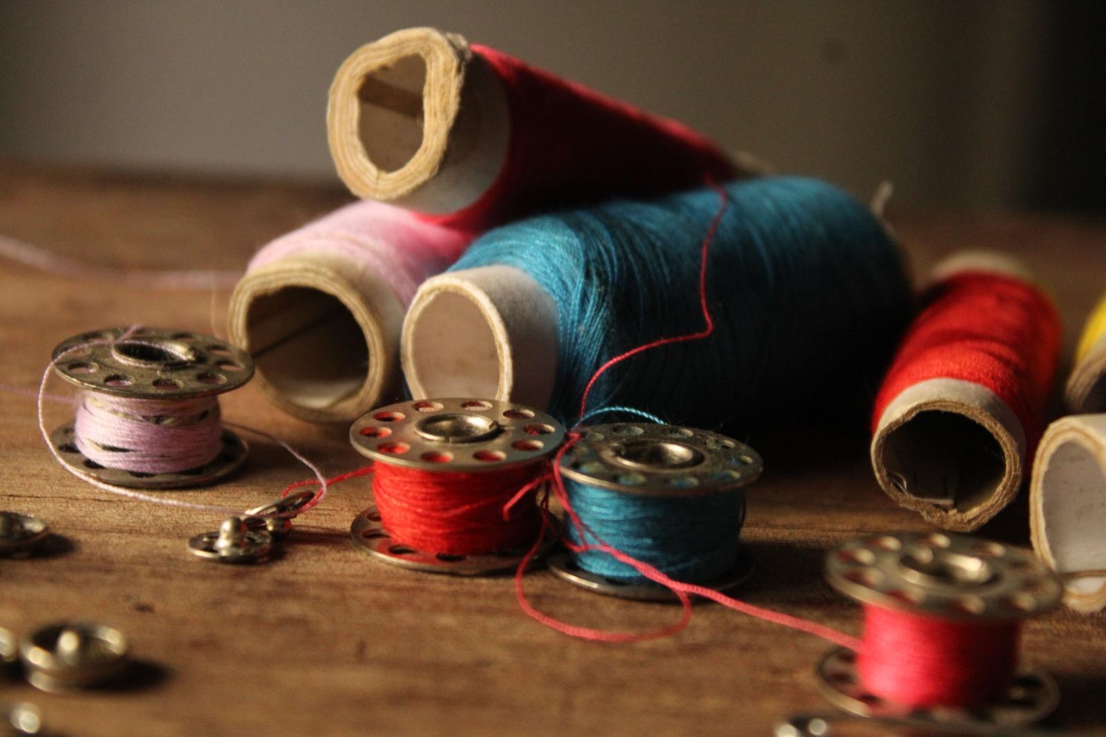 Bobines de fil colorées utilisées en impression textile